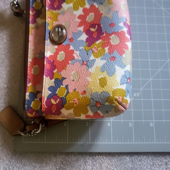LOW START Coach Peyton Floral Medium Wristlet - Picture 12 of 14